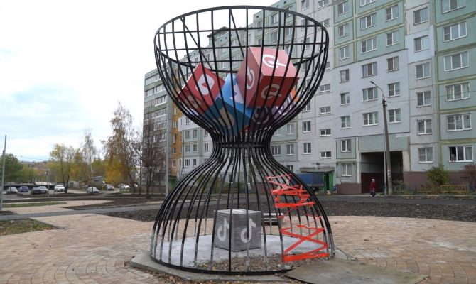 «Памятник пропущенным срокам»: почему туляки критикуют новый арт-объект на Молодежном бульваре