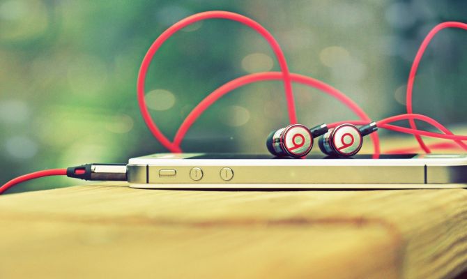 Почему депрессивные люди предпочитают слушать грустную музыку 