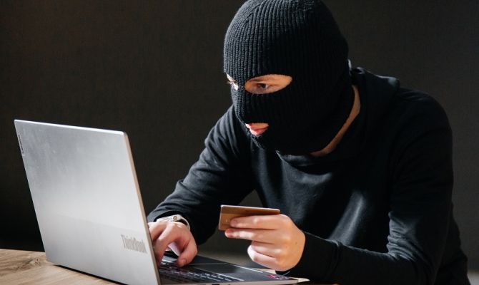 Мошенники начали убеждать россиян подать заявление на фейковую соцвыплату