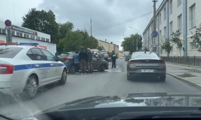 В Туле на улице Мосина столкнулись «Chevrolet» и «Lifan»