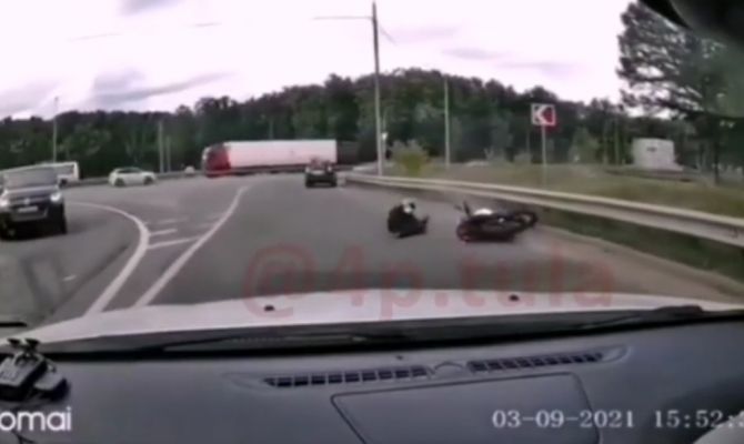 Под Тулой мотоциклист на скорости врезался в отбойник