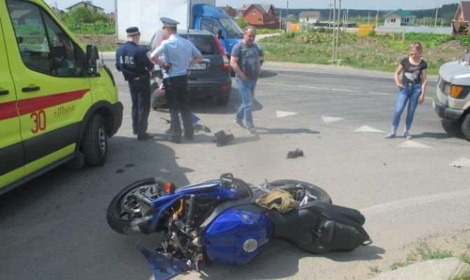 В Тульской области легковушка снесла с дороги мотоцикл 