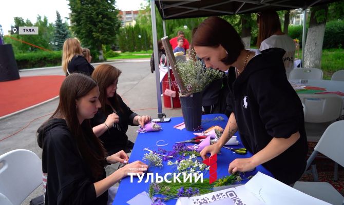 В День молодежи туляков научили варить мыло и делать мини-букеты