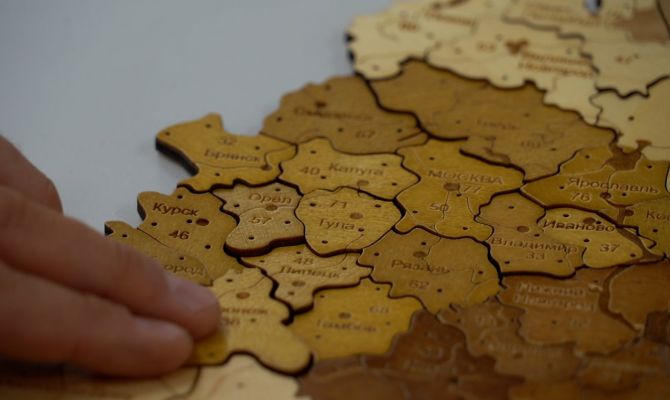 От области до республики: туляки создали обучающую настольную игру «Россия в деталях»
