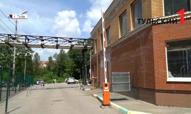 Жители одного из тульских дворов заплатили за бесполезный шлагбаум