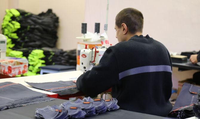 Мануфактура за решеткой: в Тульской области заключенные шьют одежду по заказу Минобороны