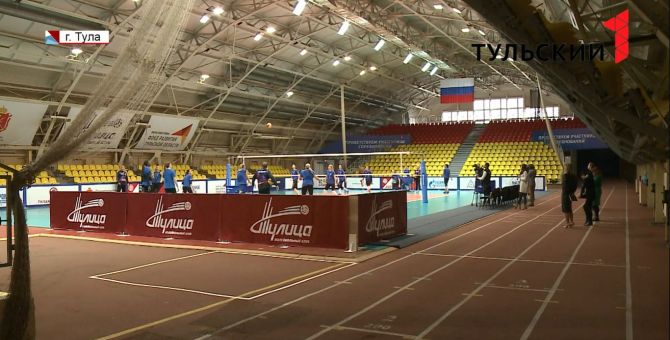 Алексей Дюмин и волейболистки «Тулицы» обменялись подарками