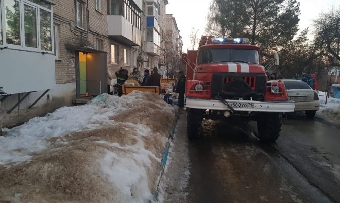 В Донском из горящего жилого дома эвакуировали 15 человек