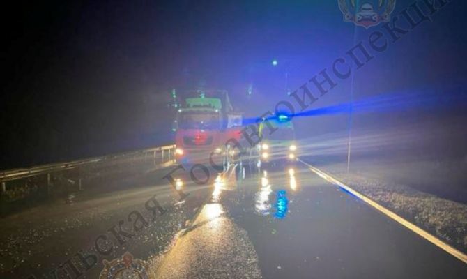 В Новомосковске сидящий на дороге пешеход попал под колеса автомобиля