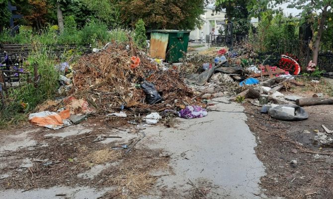 Туляки пожаловались на заблокированную мусором дорогу к могилам родственников