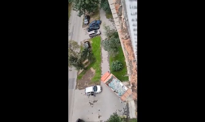 Опасный лайфхак: в Туле ремонтники скидывали мешки со строительным мусором с крыши многоэтажного дома