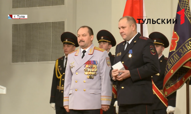 Лучшие из лучших: Алексей Дюмин наградил 18 офицеров полиции