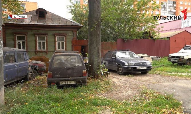 Синдром Плюшкина: туляк устроил перед своим домом свалку бесхозных автомобилей