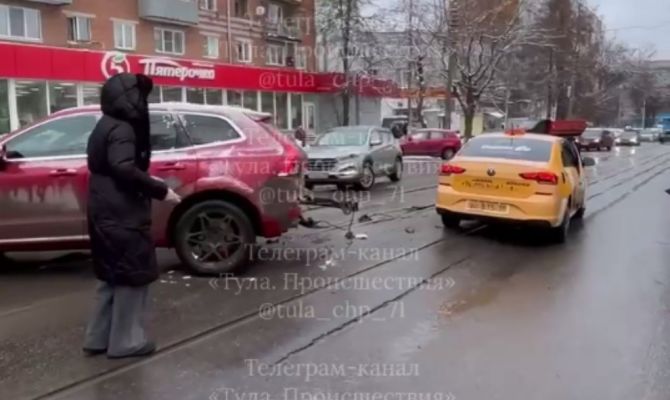 ДТП с участием такси произошло на улице Николая Руднева в Туле