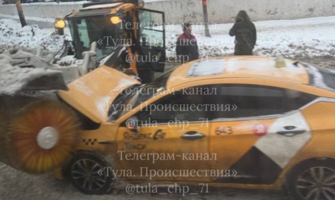 Такси и снегоуборочная машина столкнулись в Туле 