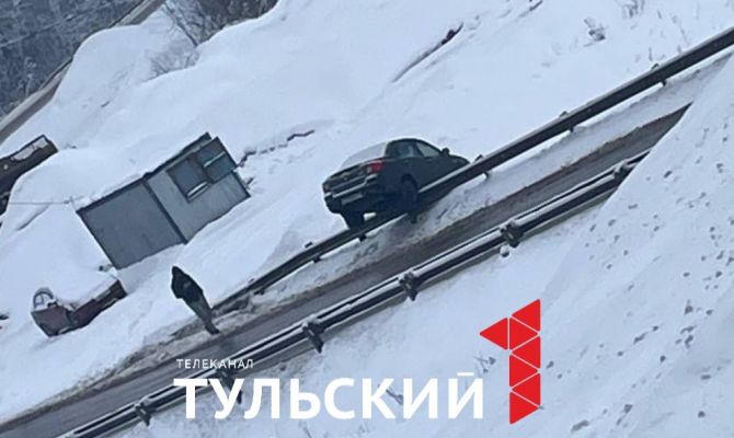 На трассе М-2 «Крым» легковушка улетела в кювет