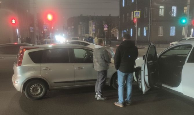 Две легковушки столкнулись на пересечении улиц Советской и Дзержинского