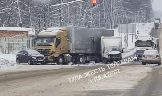 Фура, Газель и легковушка столкнулись близ Богучарово