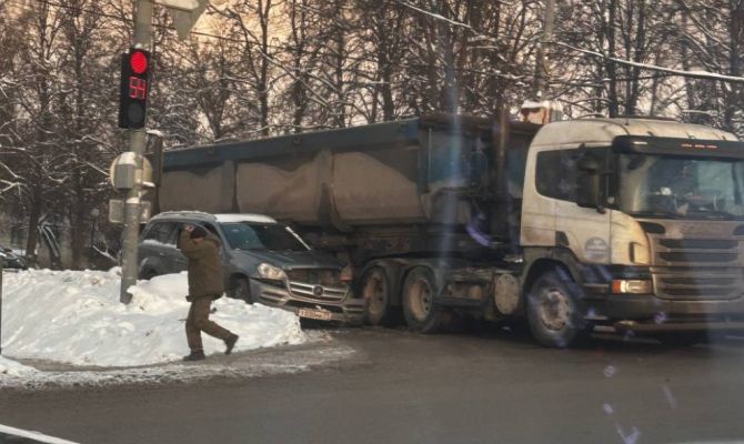 В Туле столкнулись грузовик и легковушка
