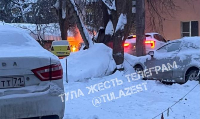 Автомобиль загорелся в Туле на улице Ползунова