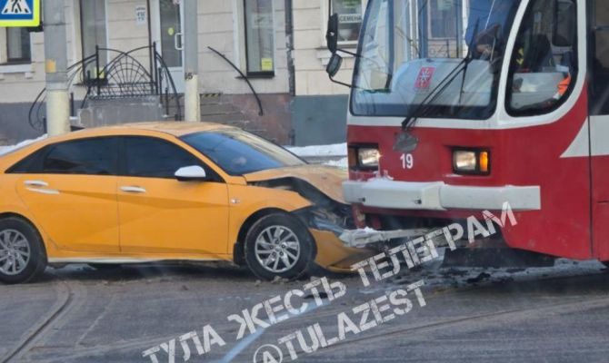 Такси заехало под трамвай в Туле