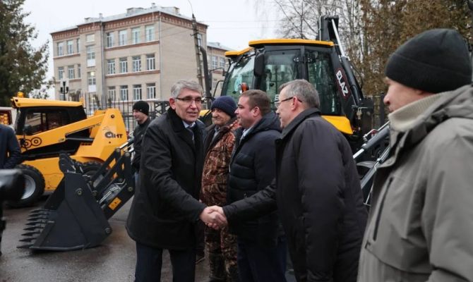 Дмитрий Миляев передал муниципалитетам технику для уборки территорий