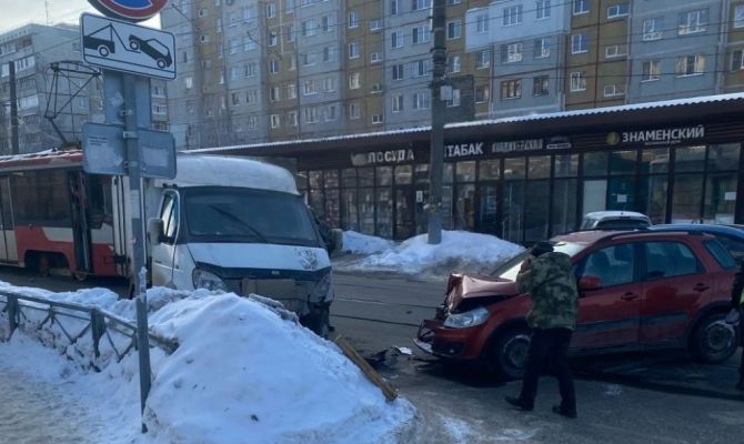 «Сузуки» протаранила припаркованный грузовик в Туле