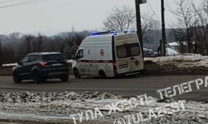 Колесо отвалилось у машины скорой помощи на Павшинском мосту в Туле