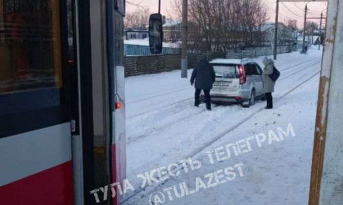 Из-за застрявшего авто трамваи встали на Павшинском мосту в Туле