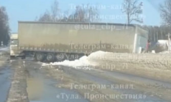 Фуру развернуло поперек дороги в Тульской области