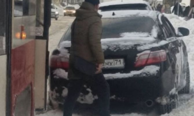 Автомобилист утроил трамваям западню на улице Плеханова в Туле