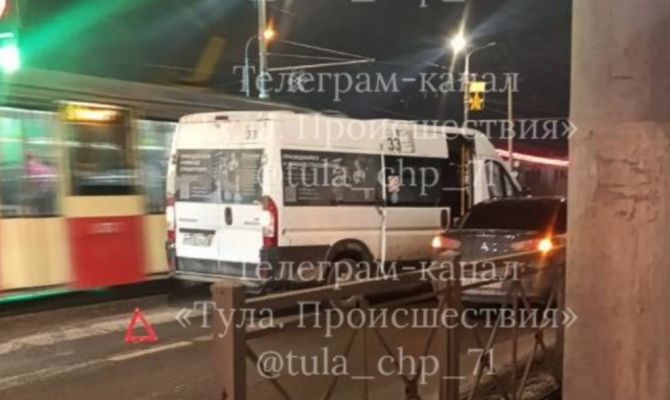 На Пролетарском мосту столкнулись маршрутка и легковушка