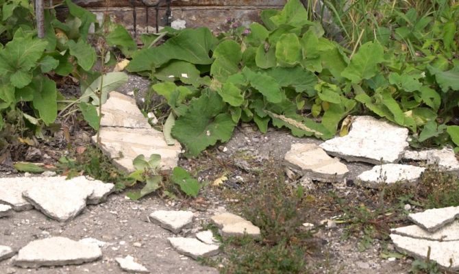 В Туле на улице Гагарина упавшая со здания штукатурка повредила новый автомобиль