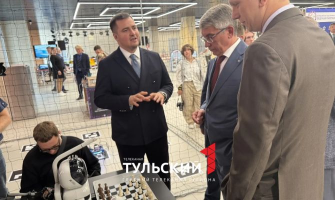 Дмитрий Миляев сыграл в шахматы с роботом