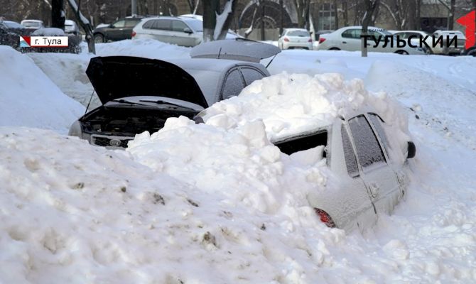 На машину туляка с крыши упала сосулька: что делать в такой ситуации