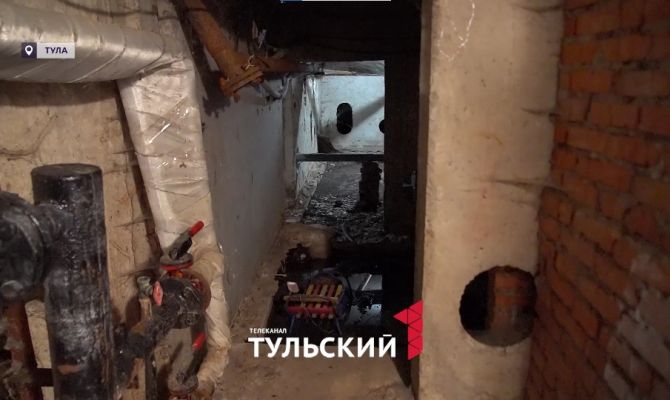 Подвал многоэтажки в Туле уже 5 лет утопает в нечистотах