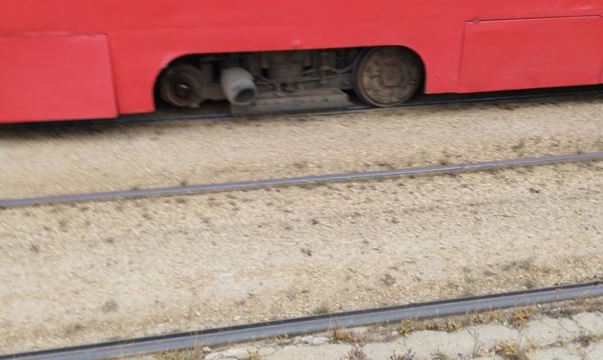 В Туле на Павшинском мосту у трамвая отлетело колесо