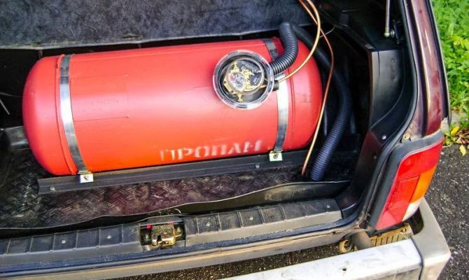 Машинам на газу могут разрешить ехать по выделенной полосе