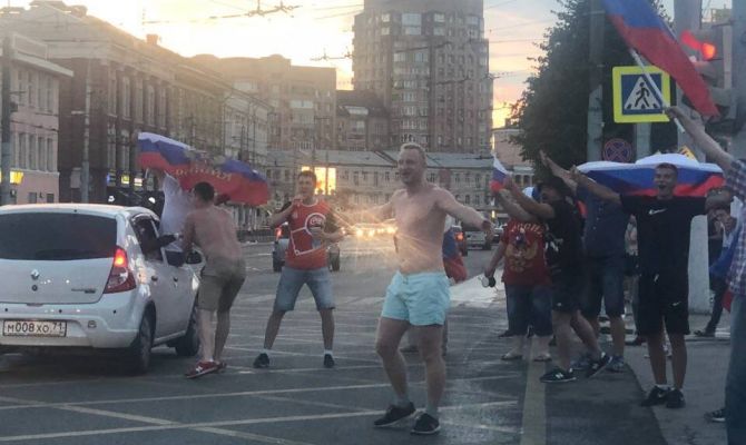 Флаги и ликование: туляки на улицах отмечают победу российской сборной