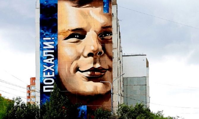 Тульские художники украсили фасад дома в Оренбурге граффити с Юрием Гагариным