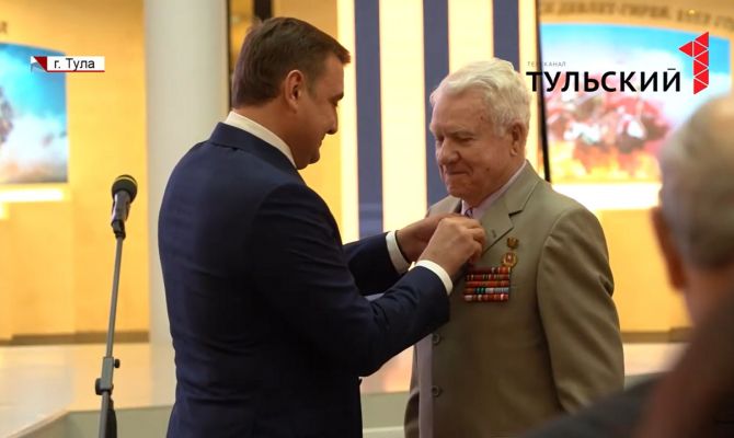 Алексей Дюмин вручил ветеранам медали к 75-летию Победы 