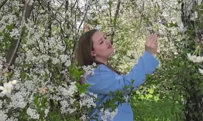 Преподаватель по вокалу из Тулы исполнила песню военных лет «Огонек»