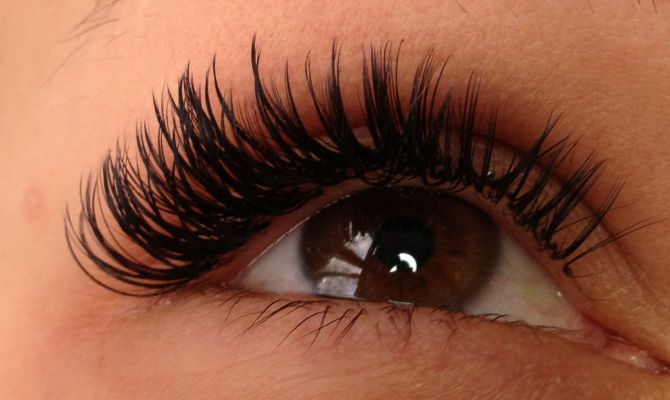 Клещи и травмы: медики рассказали об опасности наращивания ресниц