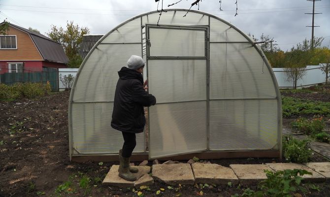 Туляки отдали жителю Рязани почти 1,5 миллиона рублей за несуществующие теплицы   