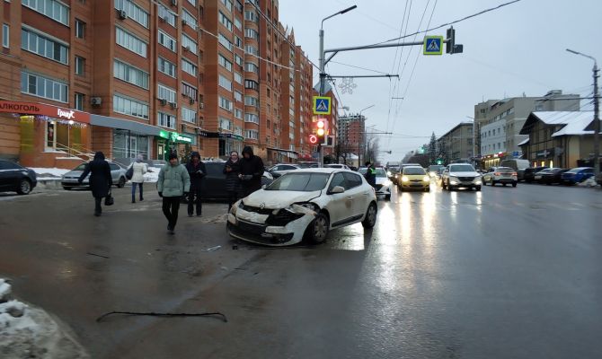 В Туле на пересечении улиц Орловской и Болдина столкнулись две иномарки