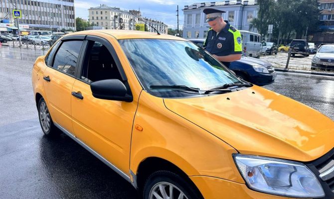В Туле инспекторы ГИБДД нашли 25 нелегальных таксистов