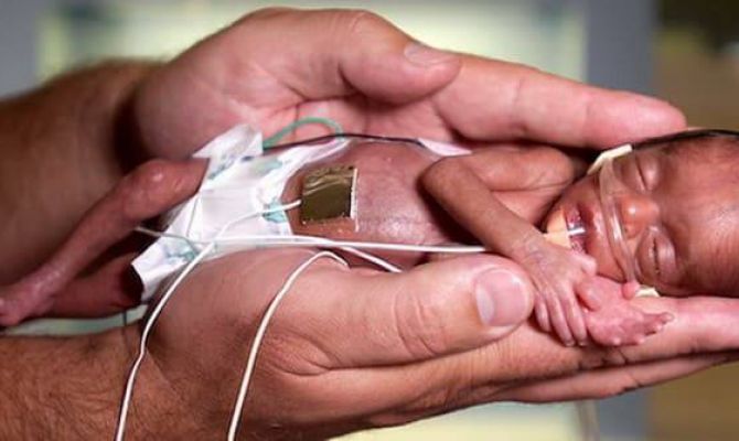 Ученые: недоношенные дети во сне слышат голос матери