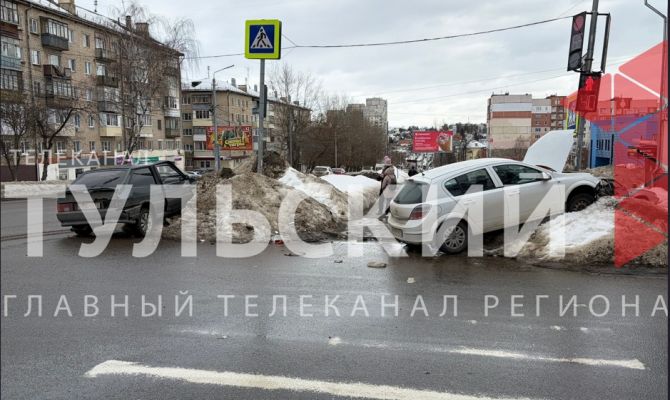 Врезались в столб и застряли в снегу: два авто попали в ДТП на улице Кутузова в Туле