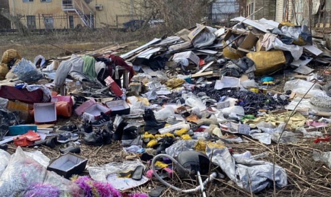В Туле на Хлебной площади образовалась стихийная свалка
