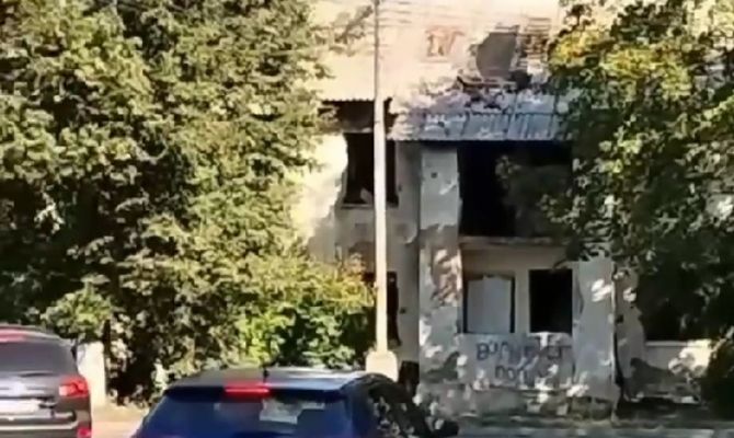 В Новомосковске загорелся заброшенный дом